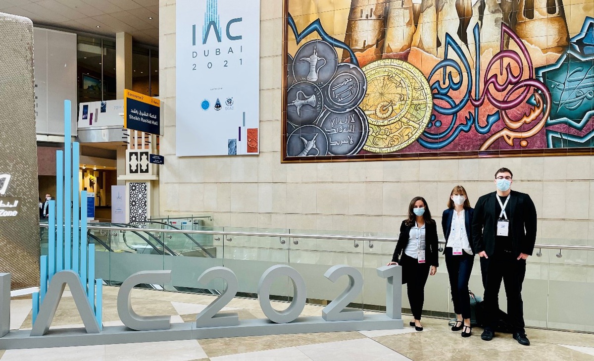 Mitarbeiter präsentieren Forschung beim 72. International Astronautical Congress in Dubai
