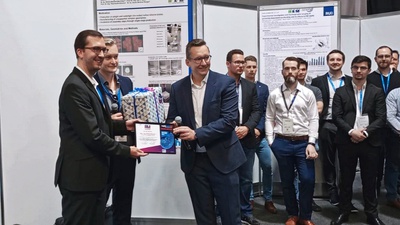 Das Institut für Konstruktions- und Produktionstechnik war durch Prof. Vesna Nedeljkovic-Groha und Stefan Brenner vertreten. Im Forum AM Science präsentierte Stefan Brenner das vorab zum Peer-Review eingereichte Paper „A radio-frequency quadrupole prototype additively manufactured as a multi-material component“, welches mit dem Best Paper Award ausgezeichnet wurde.