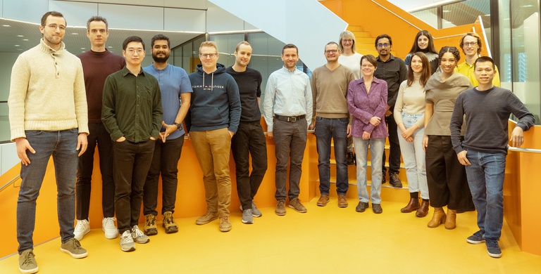 v.l.n.r.: Michael Loibl, Georgios Michaloudis, Daobo Zhang, Mehul Lukhi, Simon Seibel, Till Weithoff, Josef Kiendl, Christoph Mittermeier, Dagmar Bergel, Anja Achner, Vivek Karmakar, Alessia Patton, Antonella Corrado, Nathalie Ramos, Julius Mader, Xuan Thang Duong
