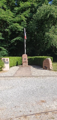Denkmal mit Fahne.jpg
