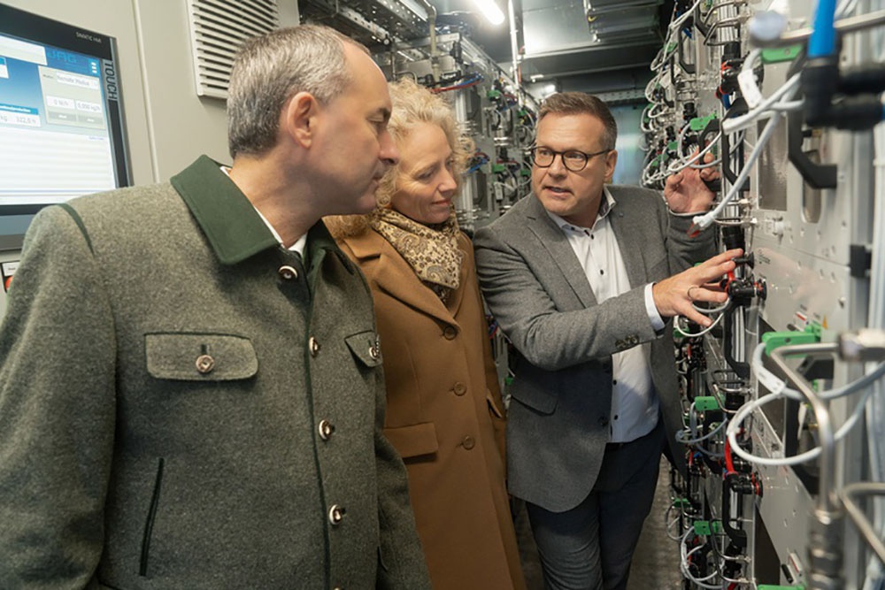 Staatsminister Hubert Aiwanger von Wasserstoff begeistert