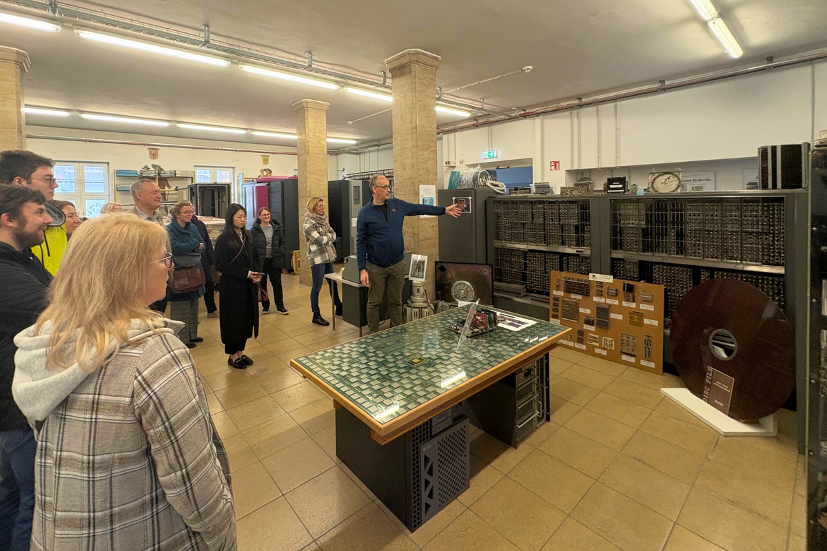 Gruppe bei der Führung durch die datArena