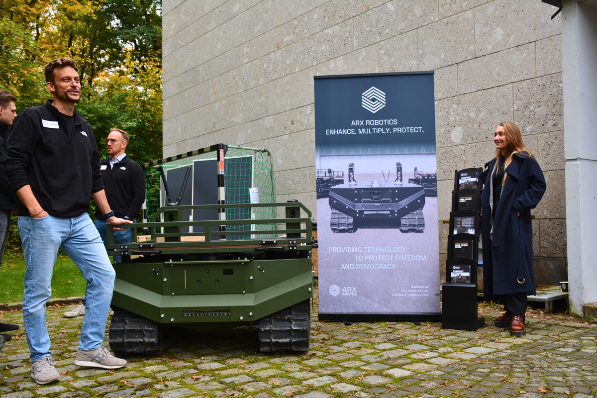 Messestand und Mitarbeitende von ARX Robotics mit unbemanntem Bodensystem auf dem Unternehmens- und Karriereforum