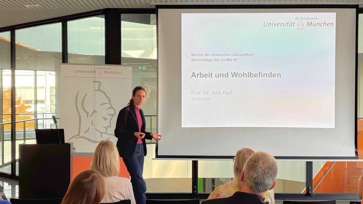 Prof. Julia Reif, Professorin für Wirtschafts- und Organisationspsychologie, spricht vor UniBw M-Angehörigen über das Thema „Arbeit und Wohlbefinden“ 