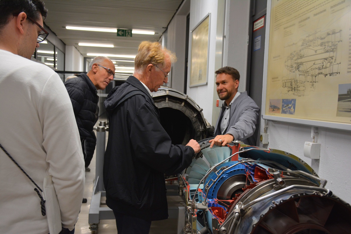 Dr. Marcel Stößel beantwortet den interessierten Besuchern eine der Triebwerke