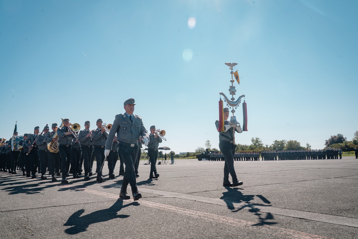 Der Gebirgsmusikkorps Garmisch-Partenkirchen begleitet den Auszug der Truppenfahne.
