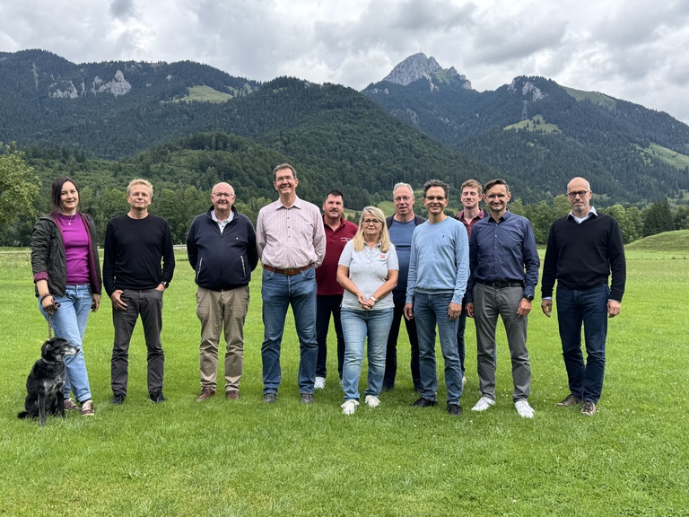 Gruppenphoto vor Bergpanorama