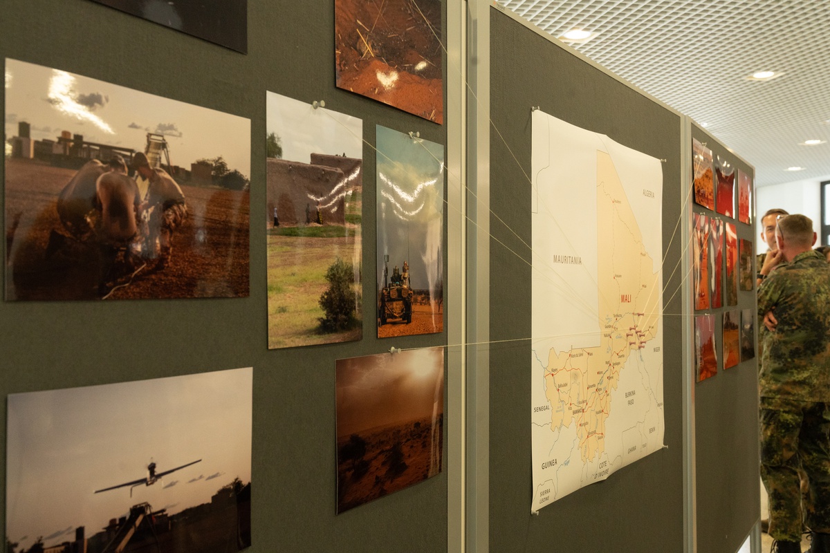 Im Vordergrund sind vier kleinere Bilder aus dem Einsatz. Diese sind mit einem Faden mit eine rLandkarte von Mali verbunden.