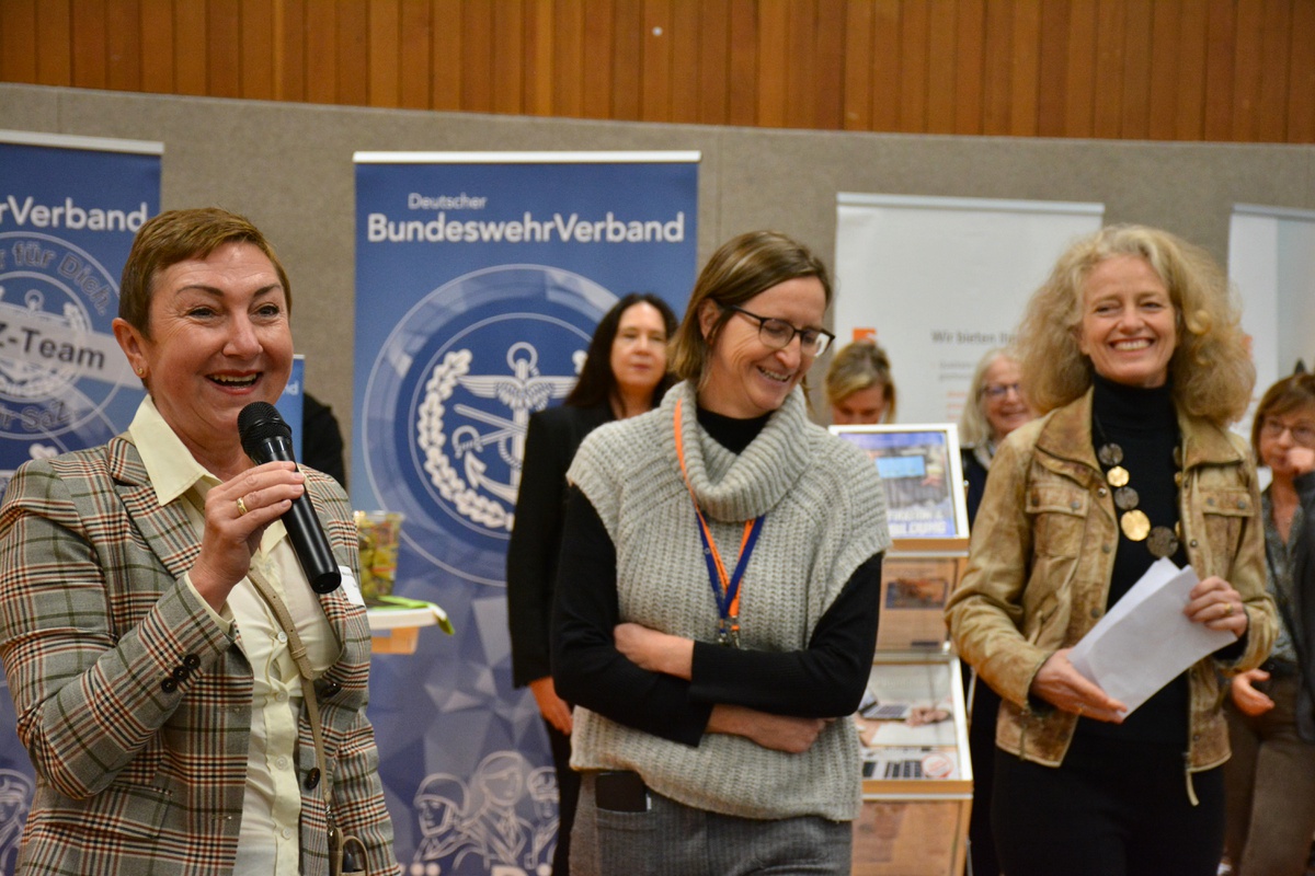 Vertreterinnen vom Weiterbildungsinstitut casc und Career Service eröffnen gemeinsam mit der UniBw M Präsidentin das Unternehmens- und Karriereforum 2025 