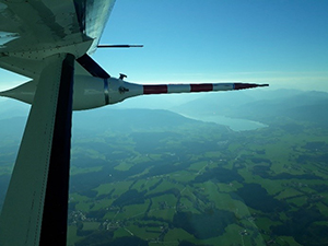 Aerodynamik Messpod der Cesna Caravan mit Tegernsee im Hintergrund