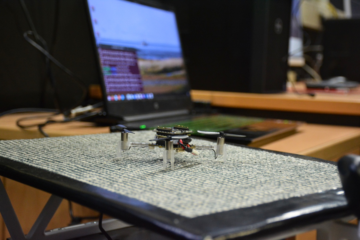 Die „Crazyflie“-Drohne ist in etwa so groß wie ein Smartphone. 