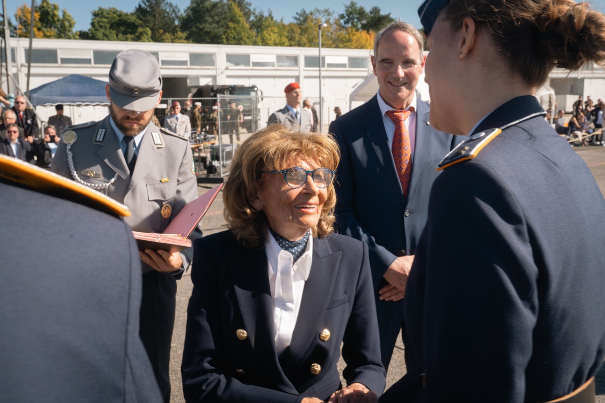 Charlotte Knobloch steht vor einer frisch beförderten Soldatin, schüttelt ihr die Hand und gratuliert. Im Hintergrund ist Vizepräsident Karl-Heinz Renner lächelnd zu sehen.