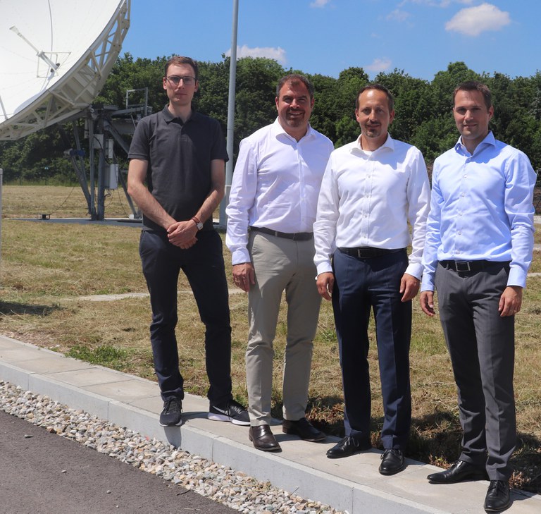 Florian Hahn MdB besichtigt neue Experimentalbodenstation.jpg