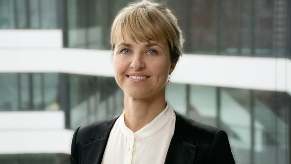Portrait_Nora-Knoetig_Fensterfront_7165NK.jpg