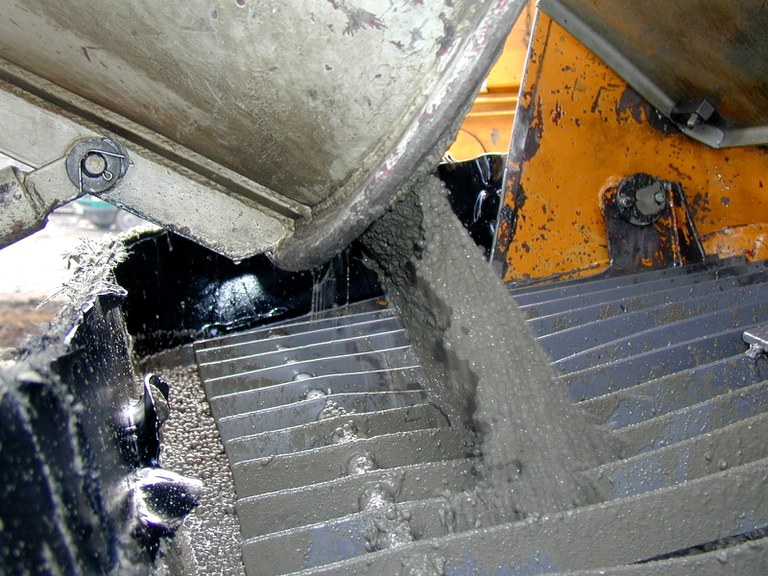 Befüllen einer Betonpumpe mit Leichtbeton