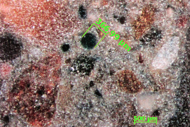 Betonprobe mit ausgemessener Pore