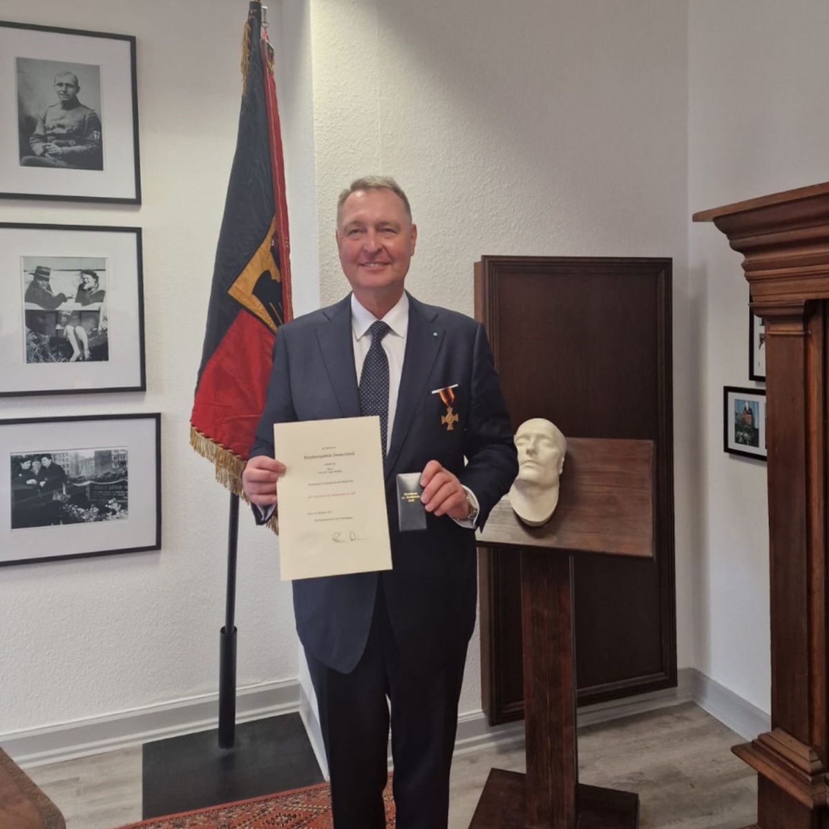 Ehrenkreuz der Bundeswehr in Gold für Honorarprofessor Walthes