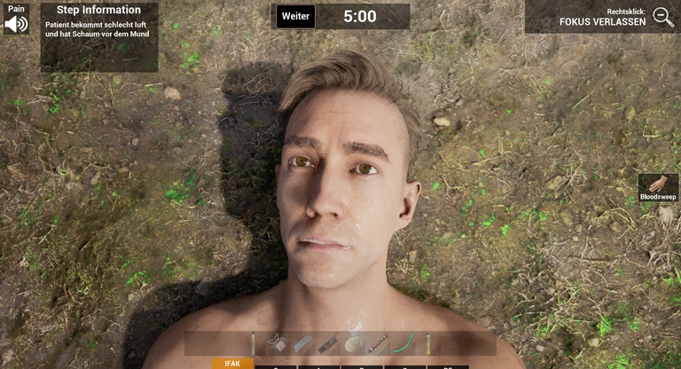 Praktische Erfahrungen mit der Versorgung von Verwundeten beim Einsatz chemischer Kampfstoffe sind selten. Hier spielt also die spezielle vorbereitende Ausbildung der Patientenversorgung eine entscheidende Rolle.  Die Durchführung des Trainings als reale Handlungssimulation ist zeit- und ressourcenintensiv. Eine digitale Patientensimulation kann hierbei die klassische Ausbildung der Versorgungsebenen Role 1 bis 2 ergänzen und sowohl Ausbilder als auch Trainees im Lehren und Lernen sinnvoll unterstützen.  Hier vorgestellte Patientensimulation soll bei der Ausbildung der ABC-Spezialisten in der Bw eingesetzt werden. Sie ist aktuell auf das Training der Patientenversorgung in Szenarien mit dem Einsatz chemischer Waffen beschränkt. Die Patientensimulation kann alle typischen Symptome der fünf Gruppen chemischer Kampfstoffe plausibel darstellen. Außerdem sind Kombinationen zwischen Combat Related Injuries und einem C-Kampfstoff-Trauma möglich.  Die Patientensimulation ist an die Visualisierungen der Verwundeten in einer professionellen Game Engine gekoppelt, was realitätsgetreue Darstellung der Symptomatiken eines C-Kampfstoff-Traumas ermöglicht. Das Training der operativen Versorgung wird derzeit nur für Role 1 unterstützt.  Die Patientensimulation baut auf dem Physiologiemodell auf, welches für das Training der Ersthelfer-Bravo bei der Bundeswehr konzipiert wurde. Dieses Physiologiemodell für konventionelle Traumen unterstützt das Training der Verwundetenversorgung bei Combat Related Injuries nach dem TCCC Algorithmus.   Die Vitalzeichen für Combat Related Injuries wurden bei der Erweiterung des Physiologiemodells durch jene für C-Kampfstoffe ergänzt. Die Wirkungsprinzipien einiger Gruppen chemischer Kampfstoffe wurden formal beschrieben und können so an bereits implementierte pathophysiologische Prozesse im Physiologiemodell gekoppelt werden.  Das Nutzen dieser „hybriden“ (konventionelle Traumen und Verwundungen durch C-Kampfstoffe berücksichtigenden) Patientensimulation für die Ausbildung im medizinischen ABC-Schutz wird Ende des Jahres begleitend zu einem ABC-Lehrgang in der Bundeswehr evaluiert.